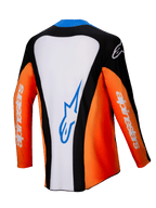 Alpinestars Techstar Melt Jersey 2025, koszulka motocrossowa, widok z tyłu, pomarańczowa, biała i czarna z niebieskimi akcentami, biały panel środkowy z niebieskim logo, pomarańczowe rękawy z białym brandingiem, wysokiej klasy odzież wyścigowa off-road