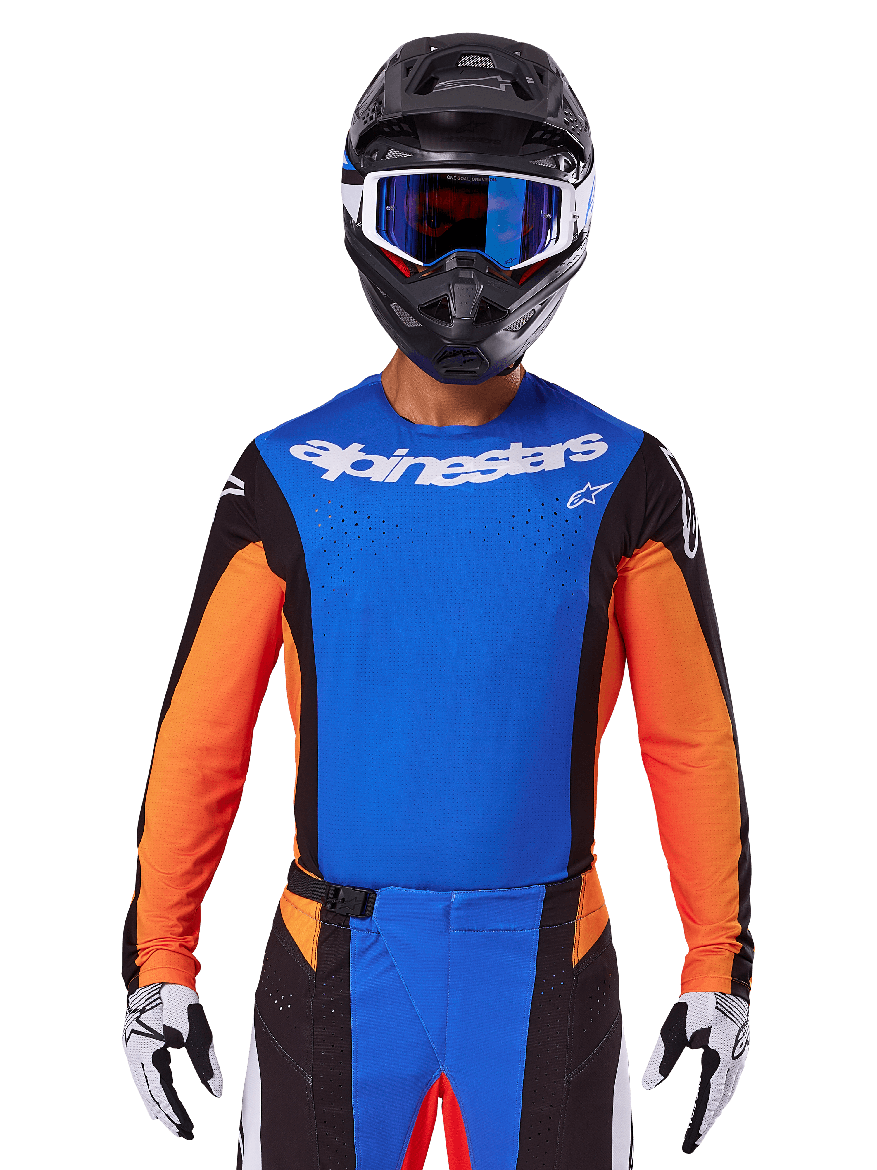 Koszulka motocrossowa Alpinestars Techstar Melt 2025, niebiesko-pomarańczowa z czarnymi panelami bocznymi, noszona z czarnym kaskiem i niebieskimi goglami, posiada laserowo wycinane perforacje na klatce piersiowej, sportowy krój wyścigowy do jazdy terenowej