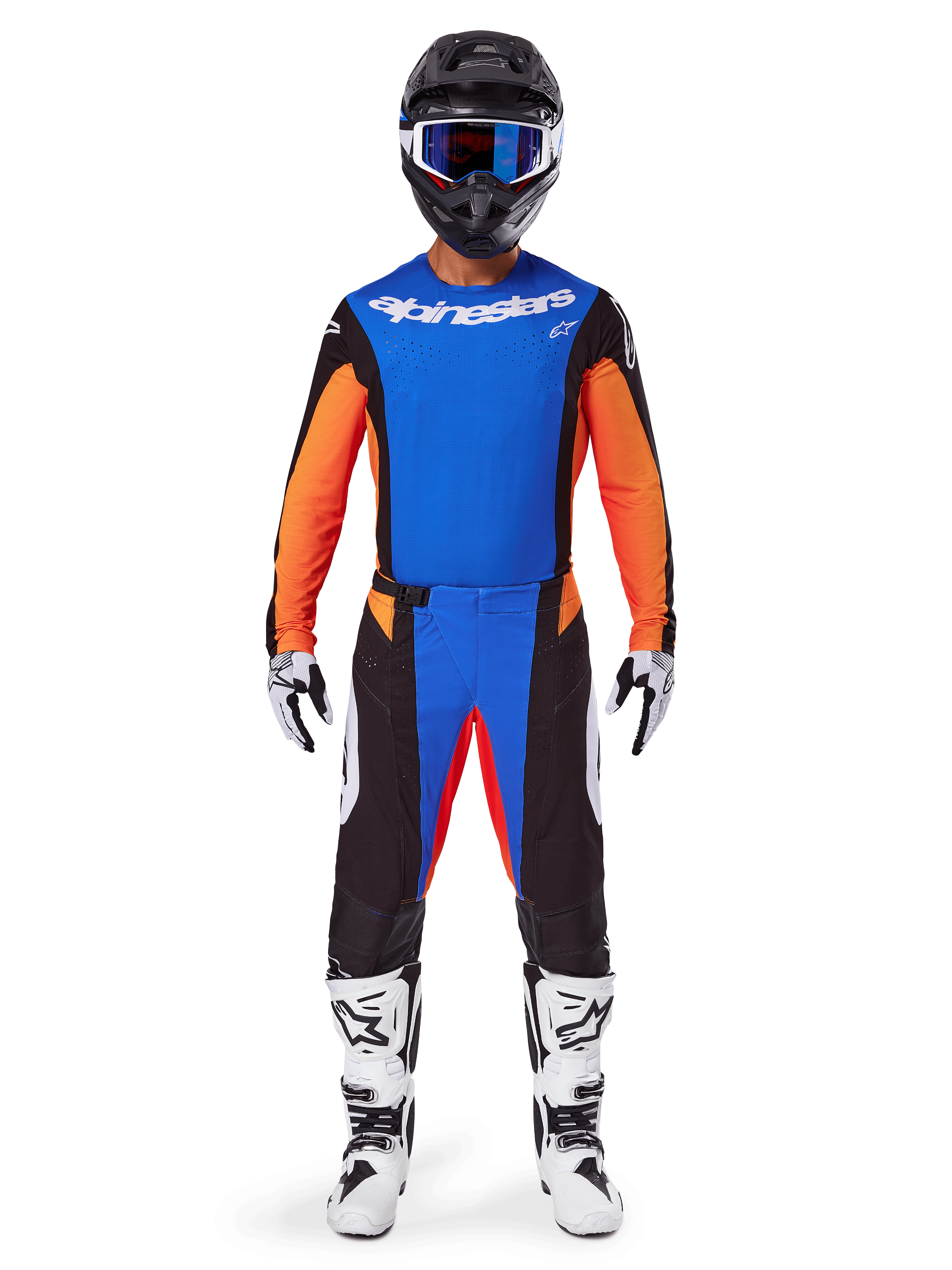Zestaw Alpinestars Techstar Melt 2025, zawodnik motocrossowy w pomarańczowo-niebieskiej koszulce z czarnymi akcentami, dopasowane spodnie, czarny kask z niebieskimi goglami, biało-czarne buty, kompletny strój do profesjonalnych wyścigów off-road
