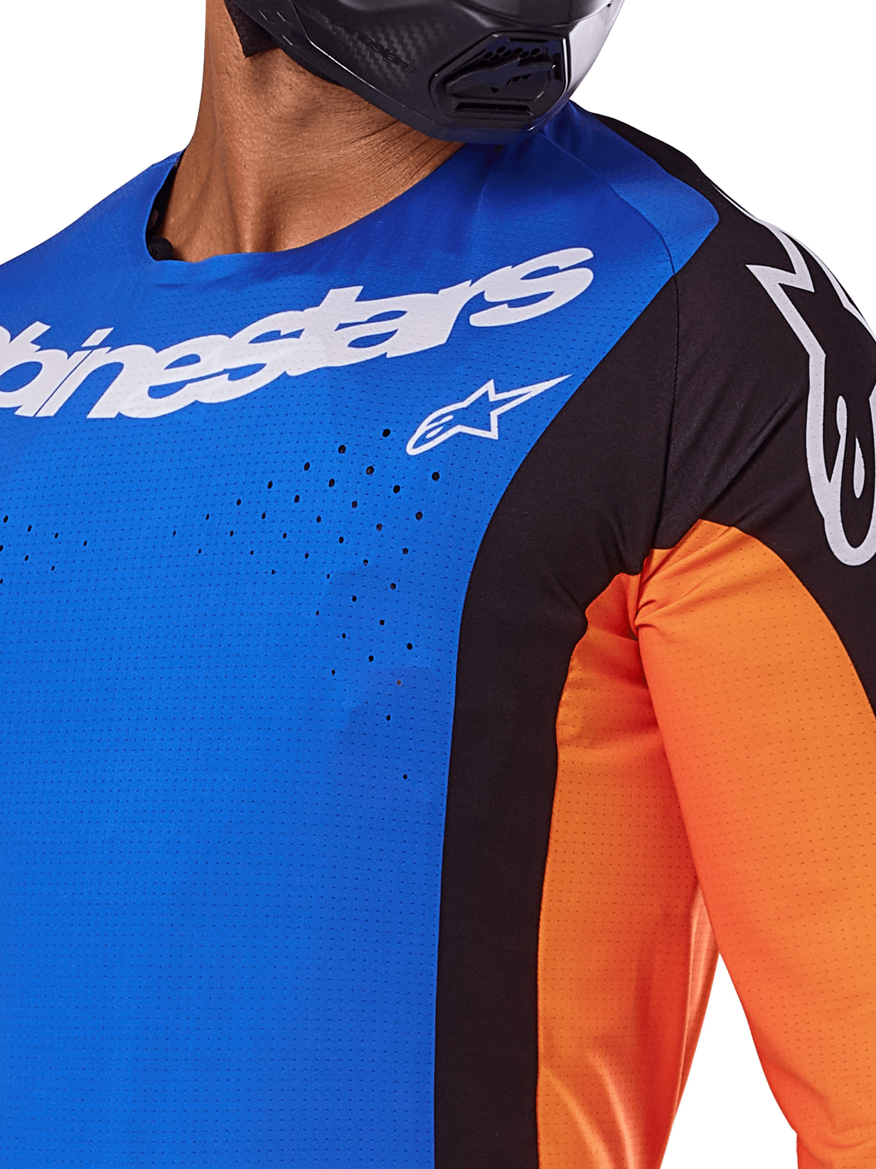 Alpinestars 2025 Techstar Melt Jersey, koszulka motocrossowa, niebieska i pomarańczowa z czarnymi panelami, białe logo Alpinestars, widoczne laserowo wycinane perforacje na klatce piersiowej, noszona przez motocyklistę w czarnym kasku