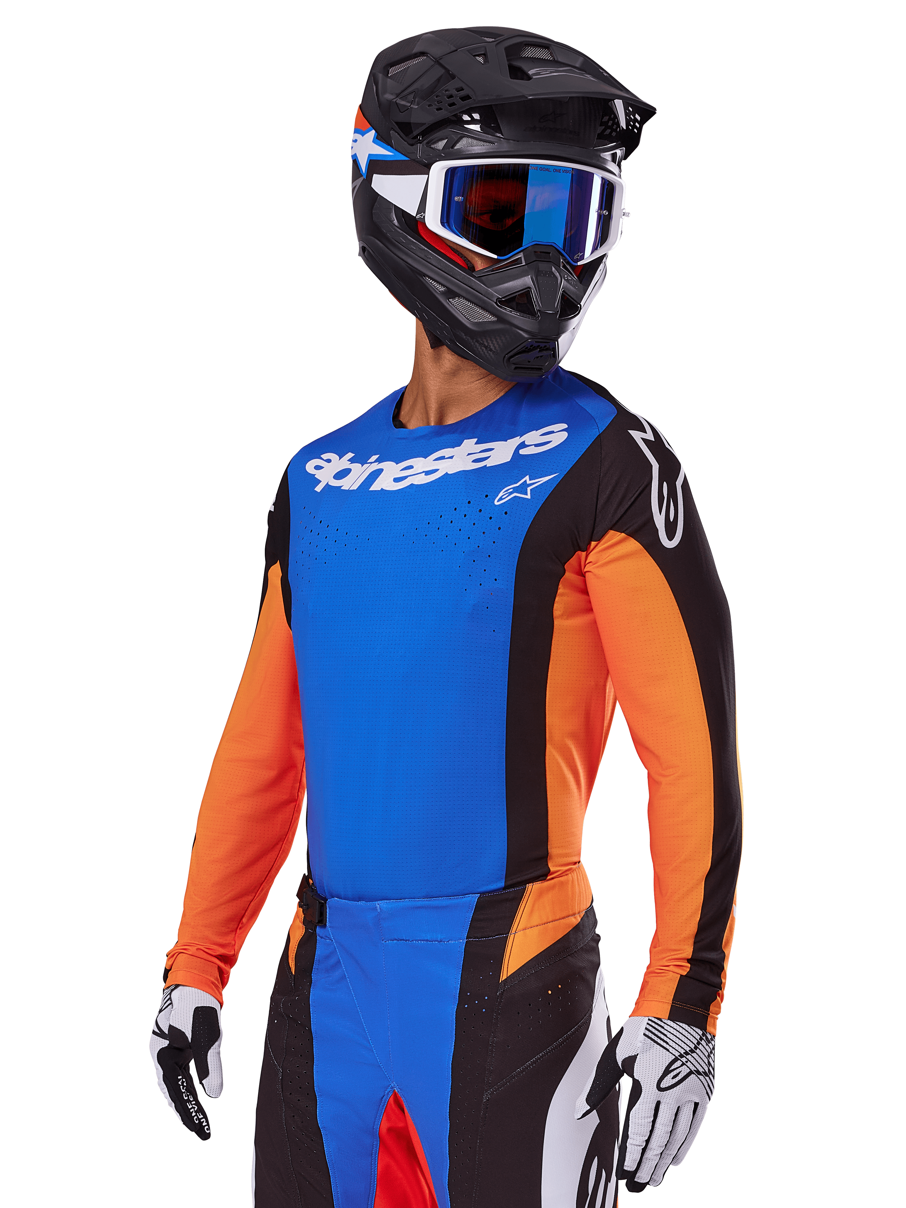 Zestaw Alpinestars 2025 Techstar Melt, zawodnik motocrossowy w niebieskiej koszulce z pomarańczowymi rękawami i czarnymi panelami bocznymi, dopasowane niebiesko-czarne spodnie, czarny kask z niebieskimi goglami, biało-czarne rękawice, sportowa odzież motocrossowa o kroju wyścigowym