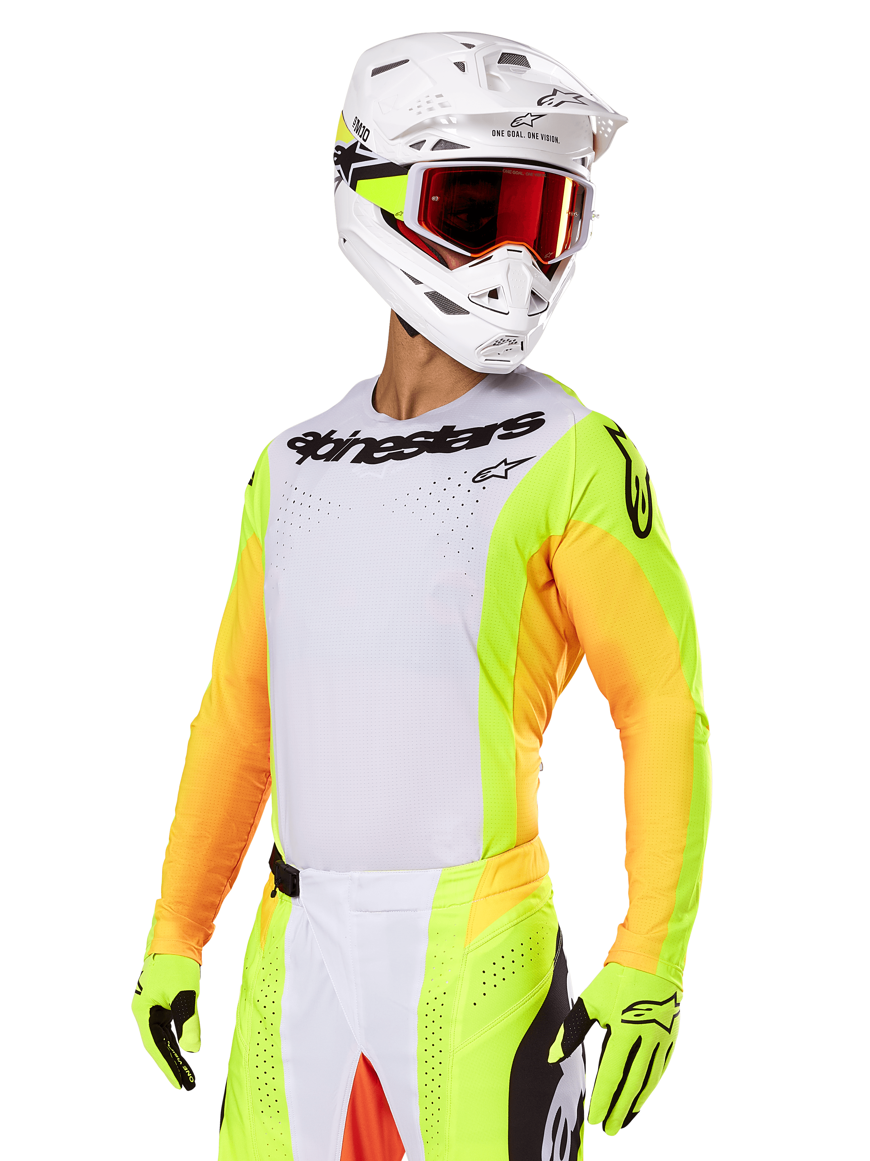Motocyklista motocrossowy w zestawie Alpinestars 2025 Techstar Melt, biała koszulka z jaskrawymi żółtymi i pomarańczowymi rękawami, czarne logo Alpinestars na klatce piersiowej, dopasowane neonowożółte rękawice, biały kask z goglami z czerwonymi szkłami, profesjonalny zestaw do wyścigów terenowych