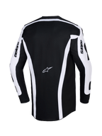 Alpinestars 2026 Racer Riway Jersey, koszulka motocrossowa, biało-czarna, widok z tyłu przedstawiający czarny korpus z białymi pionowymi pasami i panelami na rękawach, logo Astars na środku pleców, napis „astars” na rękawach, przedłużony tył dla lepszej osłony podczas jazdy terenowej