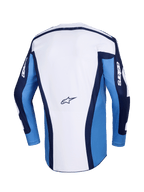 Alpinestars 2026 Racer Riway Jersey, koszulka motocrossowa, niebieska i biała (UCLA Blue), widok z tyłu z białym panelem głównym, niebieskimi rękawami i granatowymi akcentami, małe logo Alpinestars na dole pleców, sportowy krój do wyścigów terenowych