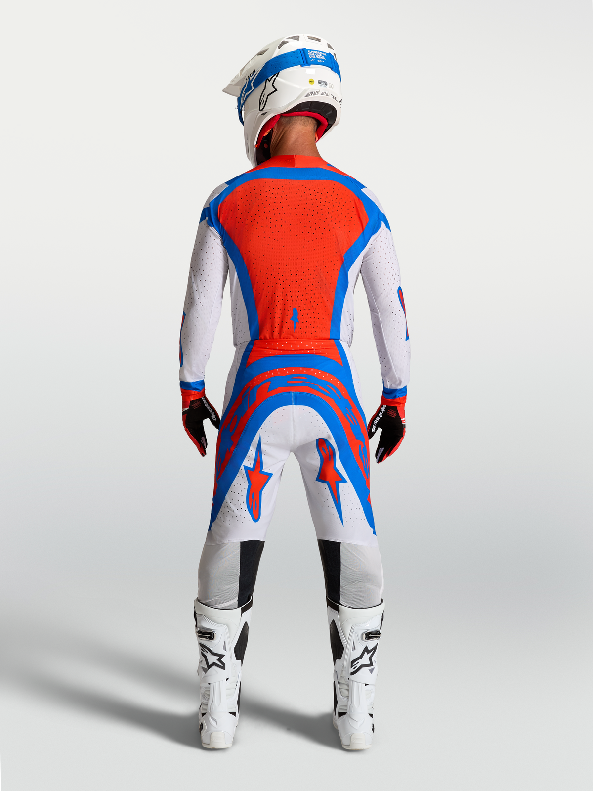 Alpinestars Supertech Vesta, męski zestaw motocrossowy, czerwony i niebieski, widok z tyłu na sportowy krój.