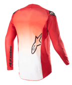 Alpinestars 2023 Supertech Risen Jersey, widok z tyłu, czerwono-biały gradient (Mars Red), z czarnym logo gwiazdy Alpinestars na środku pleców i nazwą marki na rękawie, koszulka motocrossowa z długim rękawem i laserowo wycinanymi perforacjami zapewniającymi wentylację.