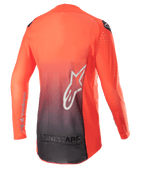 Alpinestars 2023 Supertech Risen Jersey, koszulka motocrossowa, jaskrawy pomarańczowy i czarny, widok z tyłu przedstawiający gradient od pomarańczowego do czarnego, duże białe logo z gwiazdą na plecach, oddychający materiał siateczkowy zapewniający wydajność w terenie