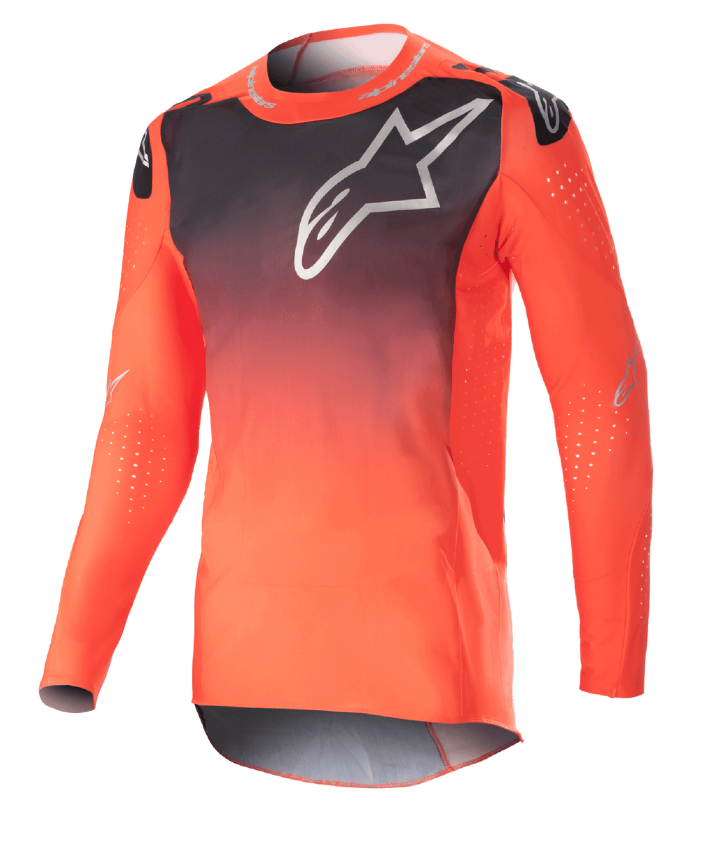 Alpinestars 2023 Supertech Risen Jersey, koszulka motocrossowa, pomarańczowo-czarny gradient, duże białe logo na klatce piersiowej, laserowo wycinane perforacje zapewniające przepływ powietrza, lekki elastyczny materiał z siateczki, wyczynowy krój race fit