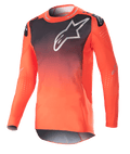 Alpinestars 2023 Supertech Risen Jersey, koszulka motocrossowa, pomarańczowo-czarny gradient, duże białe logo na klatce piersiowej, laserowo wycinane perforacje zapewniające przepływ powietrza, lekki elastyczny materiał z siateczki, wyczynowy krój race fit