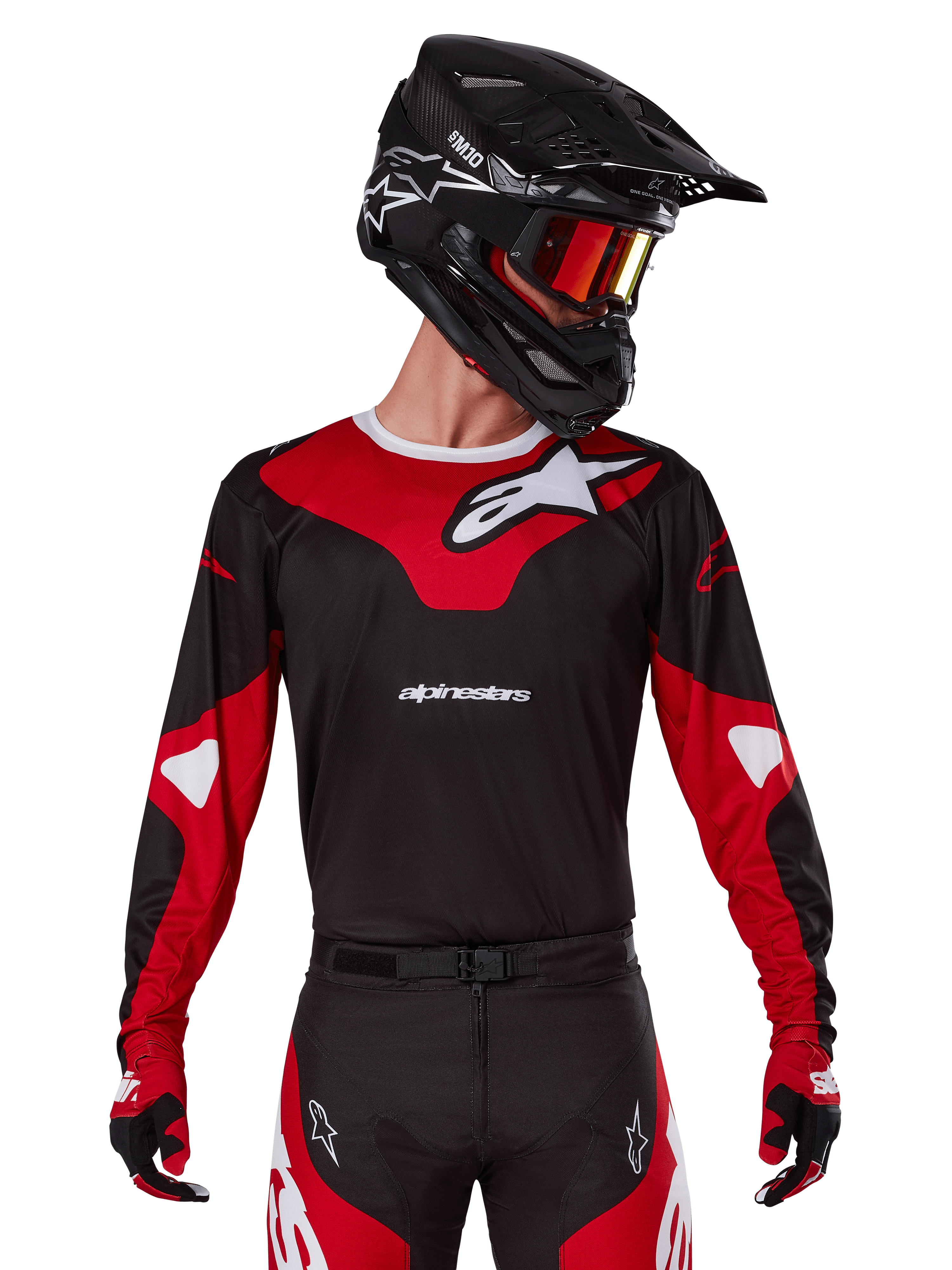 Alpinestars 2025 Racer Veil Jersey, koszulka motocrossowa, czarno-jaskrawoczerwona, noszona z dopasowanymi spodniami, czarnym kaskiem i czerwonymi goglami, wyraziste białe logo i nowoczesny wyścigowy design, profesjonalna odzież do motocrossu terenowego