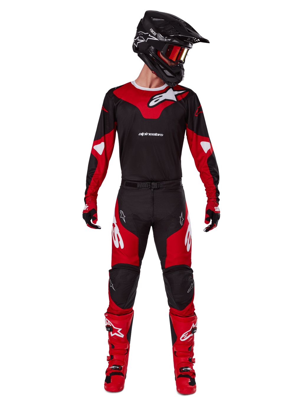Zawodnik motocrossowy w zestawie Alpinestars Racer Veil 2025, czarno-czerwona koszulka z białym logo Alpinestars, pasujące spodnie motocrossowe, czarny kask z czerwonymi goglami, czerwone buty, kompletny zestaw wyczynowy do jazdy terenowej