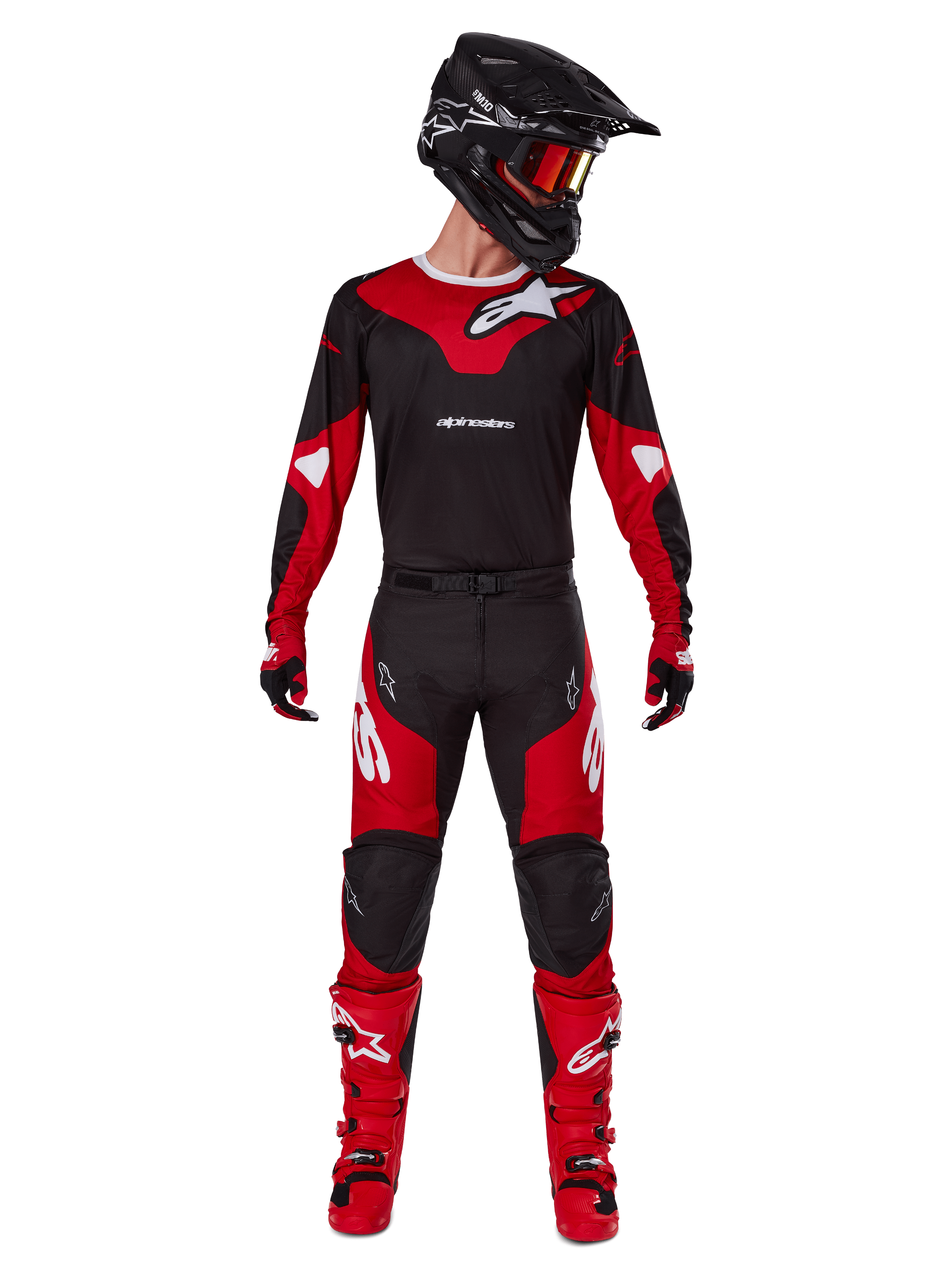 Zawodnik motocrossowy w zestawie Alpinestars Racer Veil 2025, czarno-czerwona koszulka z białym logo Alpinestars, pasujące spodnie motocrossowe, czarny kask z czerwonymi goglami, czerwone buty, kompletny zestaw wyczynowy do jazdy terenowej