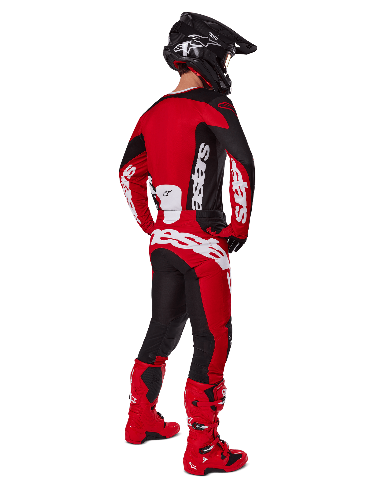 Motocyklista motocrossowy widoczny od tyłu, ubrany w koszulkę Alpinestars 2025 Racer Veil w kolorze czarnym i jaskrawoczerwonym, zestawioną z dopasowanymi czerwono-czarnymi spodniami i czerwonymi butami motocrossowymi, duże białe logo, idealna do jazdy terenowej