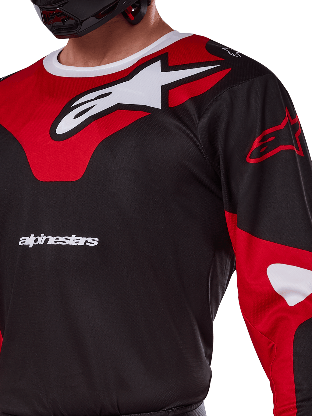 Alpinestars 2025 Racer Veil Jersey, koszulka motocrossowa, czarna i jaskrawoczerwona, zbliżenie na duże białe logo Astars na czerwonym panelu na klatce piersiowej, biały napis z nazwą marki i techniczny materiał odprowadzający wilgoć.