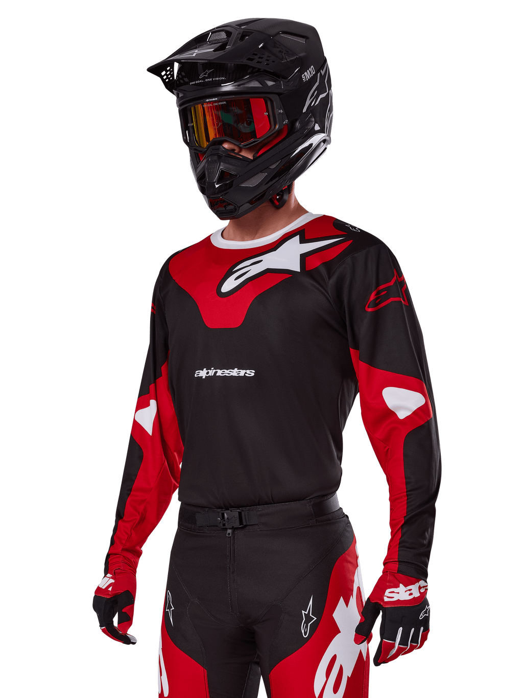 Motocyklista motocrossowy w zestawie Alpinestars 2025 Racer Veil, czerwono-czarna koszulka z białym logo Alpinestars, pasujące spodnie i rękawice, czarny kask z czerwonymi goglami, techniczna odzież do wyścigów off-road