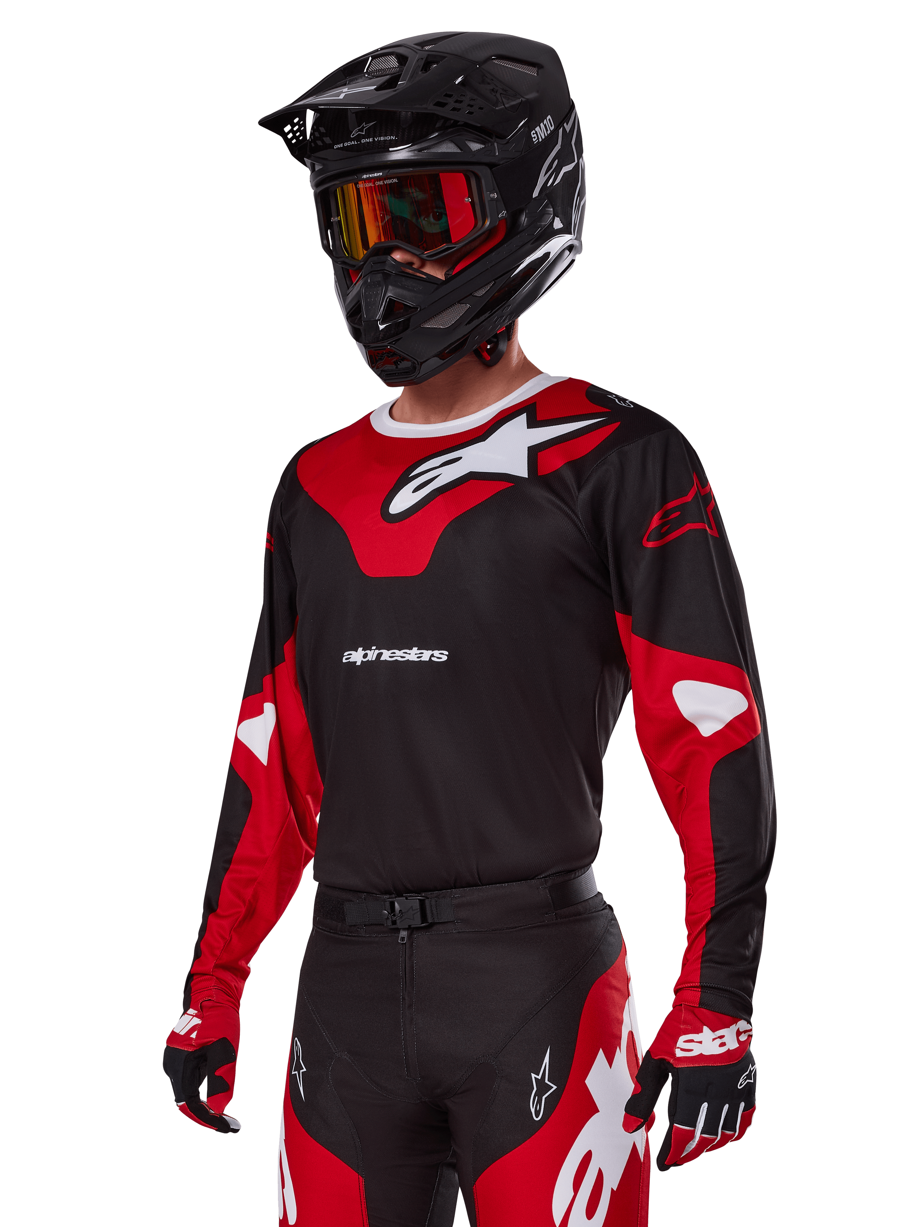 Motocyklista motocrossowy w zestawie Alpinestars 2025 Racer Veil, czerwono-czarna koszulka z białym logo Alpinestars, pasujące spodnie i rękawice, czarny kask z czerwonymi goglami, techniczna odzież do wyścigów off-road