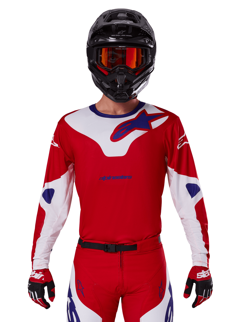 Alpinestars 2025 Racer Veil Jersey, koszulka motocrossowa z długim rękawem, czerwona, biała i niebieska, noszona z czarnym kaskiem i pomarańczowymi goglami, pasujące czerwone rękawice i spodnie, nowoczesny design do jazdy terenowej