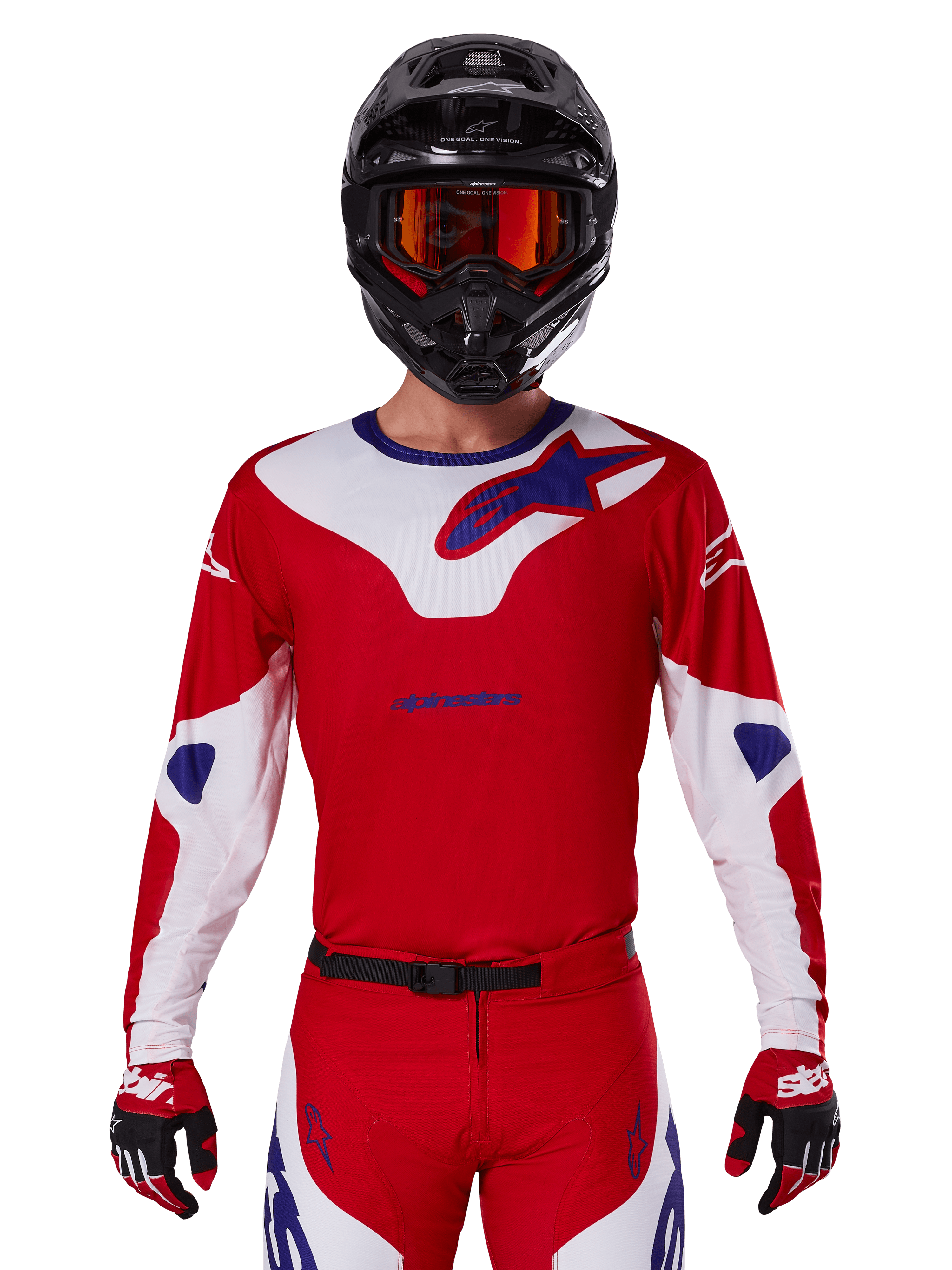Alpinestars 2025 Racer Veil Jersey, koszulka motocrossowa z długim rękawem, czerwona, biała i niebieska, noszona z czarnym kaskiem i pomarańczowymi goglami, pasujące czerwone rękawice i spodnie, nowoczesny design do jazdy terenowej