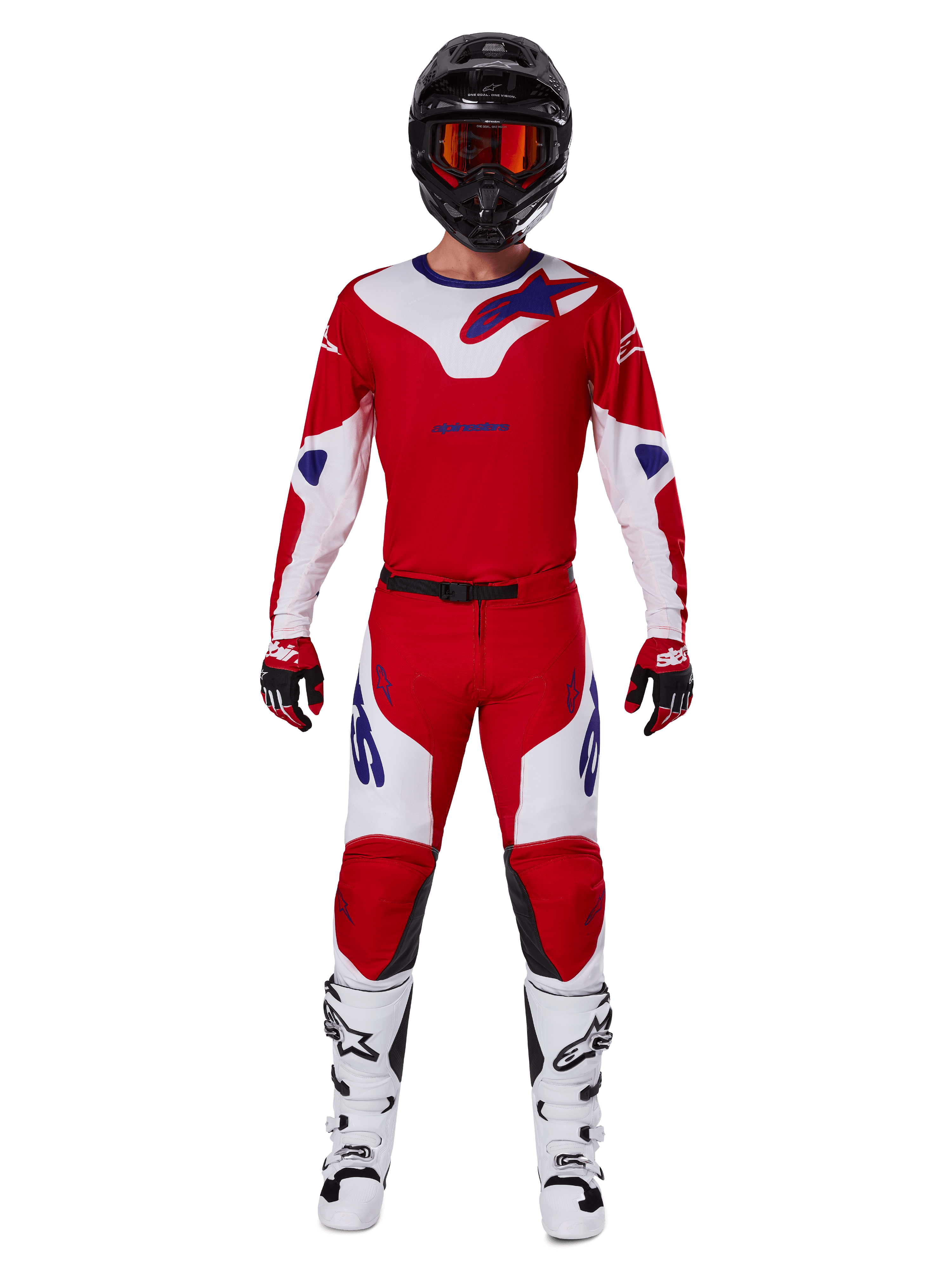 Zawodnik motocrossowy w zestawie Alpinestars 2025 Racer Veil, jaskrawoczerwona i biała koszulka oraz spodnie z niebieskimi akcentami, czarny kask z czerwonymi goglami, białe buty i czerwono-czarne rękawice, profesjonalny strój do jazdy terenowej