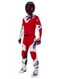Zestaw Alpinestars 2025 Racer Veil, strój motocrossowy, jaskrawoczerwony i biały z niebieskimi akcentami logo, czarny kask, czerwone rękawice i białe buty, pełny zestaw ochronny do jazdy terenowej