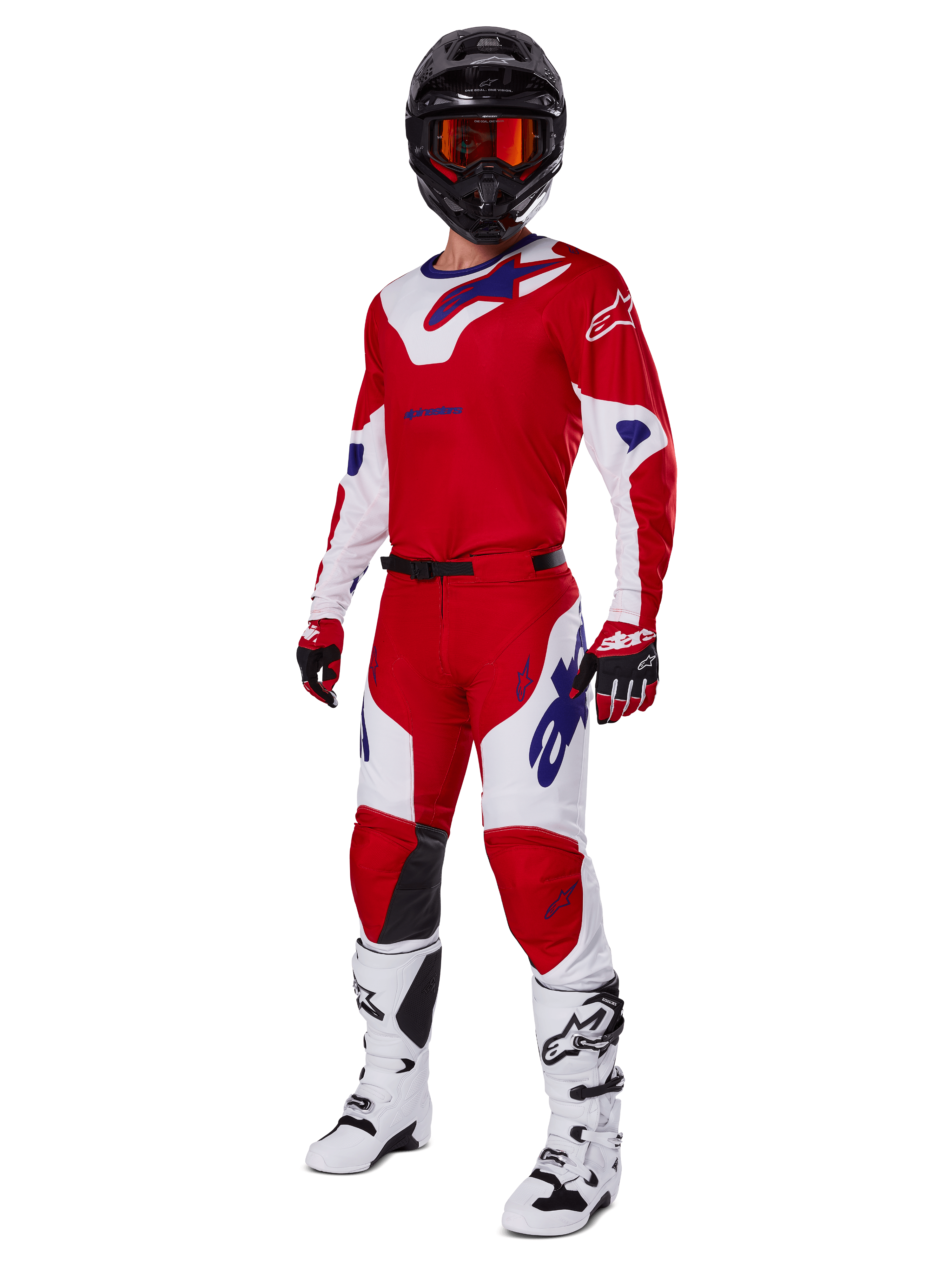 Zestaw Alpinestars 2025 Racer Veil, strój motocrossowy, jaskrawoczerwony i biały z niebieskimi akcentami logo, czarny kask, czerwone rękawice i białe buty, pełny zestaw ochronny do jazdy terenowej