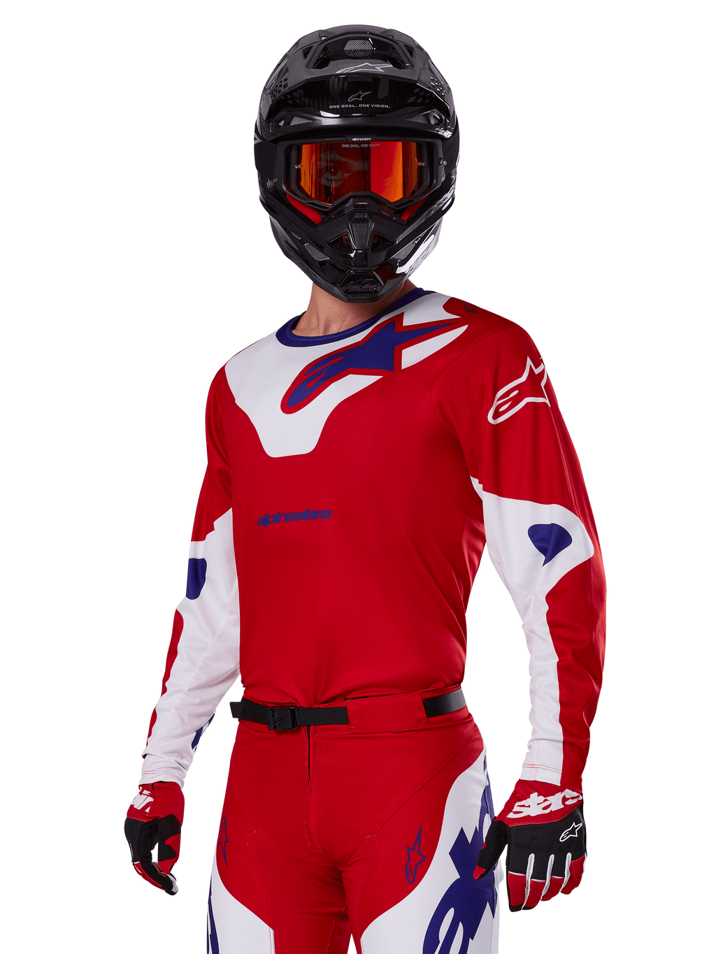 Zestaw Alpinestars 2025 Racer Veil, zawodnik motocrossowy w czerwono-biało-niebieskiej koszulce i spodniach wyścigowych, czarny kask z pomarańczowymi goglami lustrzanymi, czerwono-białe rękawice, wydajna odzież off-road z wyrazistym brandingiem