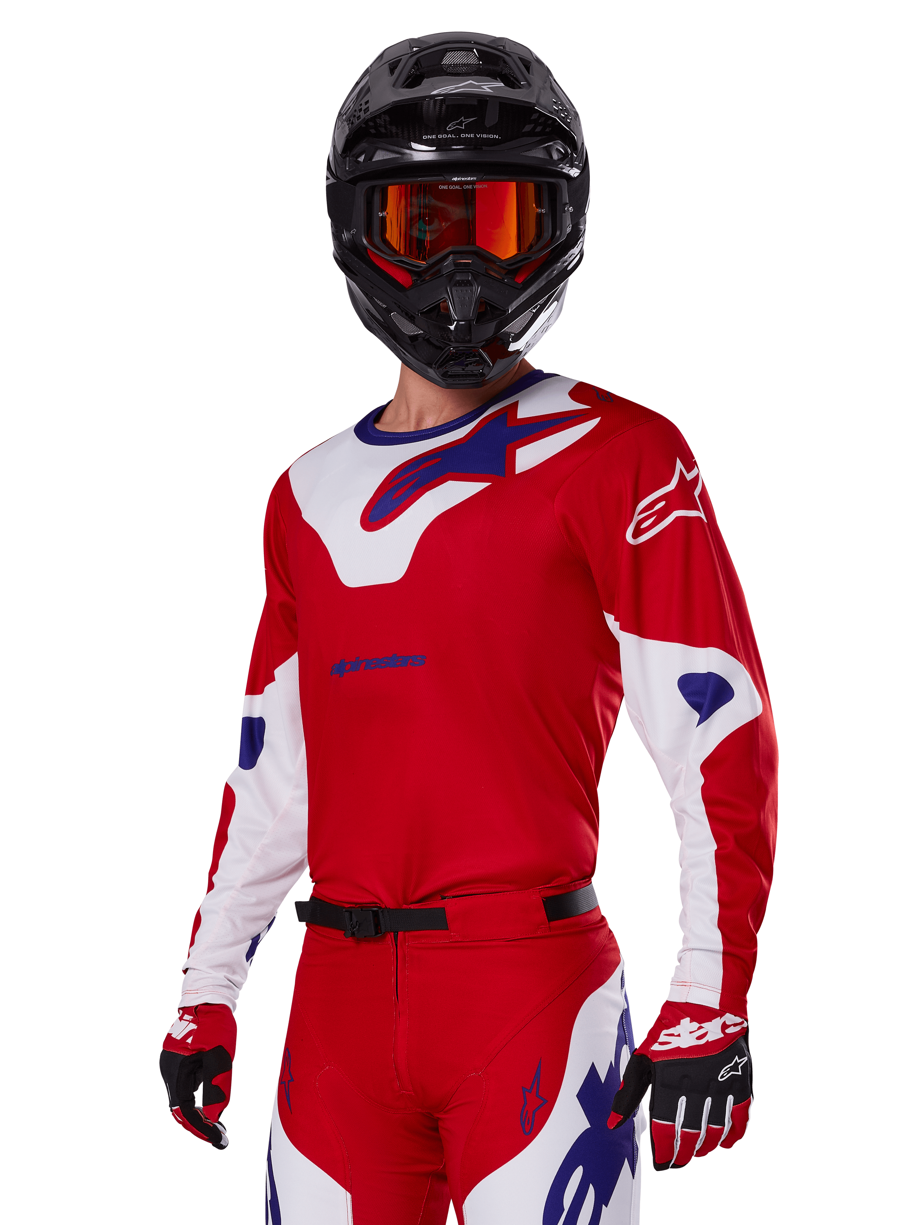 Zestaw Alpinestars 2025 Racer Veil, zawodnik motocrossowy w czerwono-biało-niebieskiej koszulce i spodniach wyścigowych, czarny kask z pomarańczowymi goglami lustrzanymi, czerwono-białe rękawice, wydajna odzież off-road z wyrazistym brandingiem