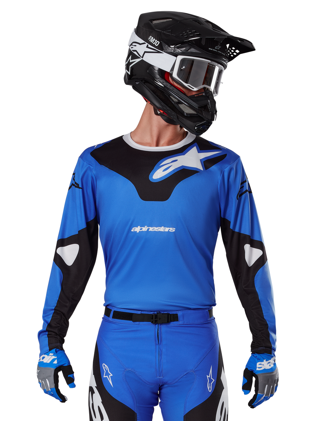 Koszulka 2025 Racer Veil, koszulka motocrossowa, niebieska i czarna, noszona z dopasowanym sprzętem motocrossowym, w tym kaskiem i rękawicami, sportowy design z białym brandingiem Alpinestars