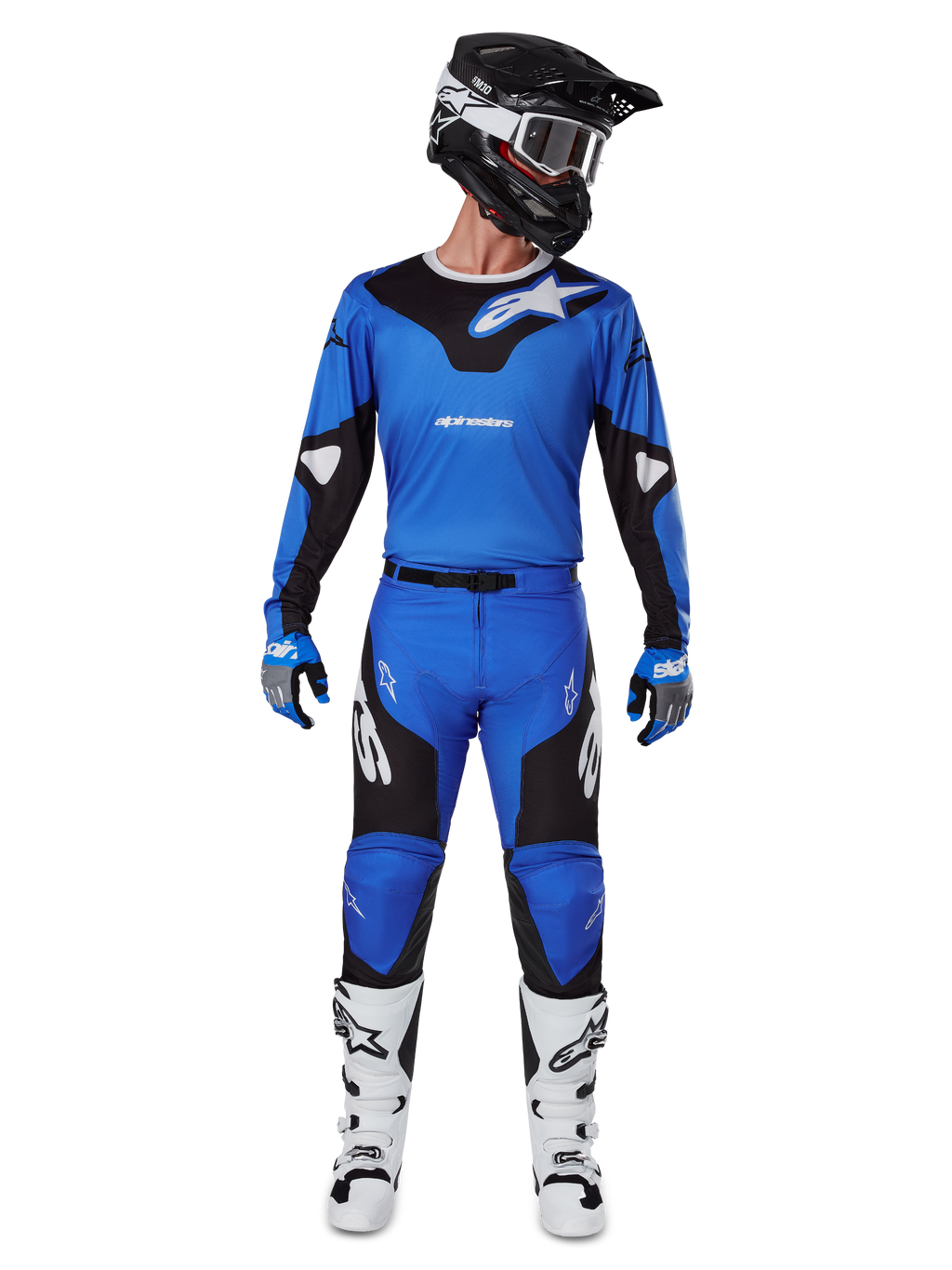 Motocyklista motocrossowy w zestawie Alpinestars 2025 Racer Veil, niebiesko-czarna koszulka i dopasowane spodnie, czarny kask z białymi goglami, biało-czarne buty, skoordynowany strój wyścigowy do jazdy terenowej motocross.