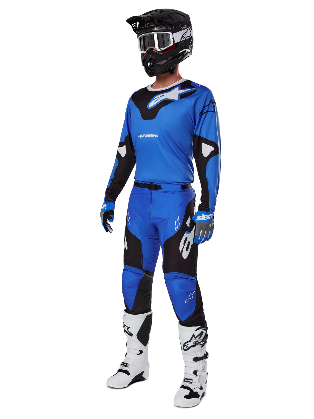 Alpinestars Racer Veil Gear Set 2025, niebiesko-czarna koszulka i spodnie motocrossowe, kompletny strój wyścigowy MX z czarnym kaskiem, białymi goglami i białymi butami, techniczna odzież off-road