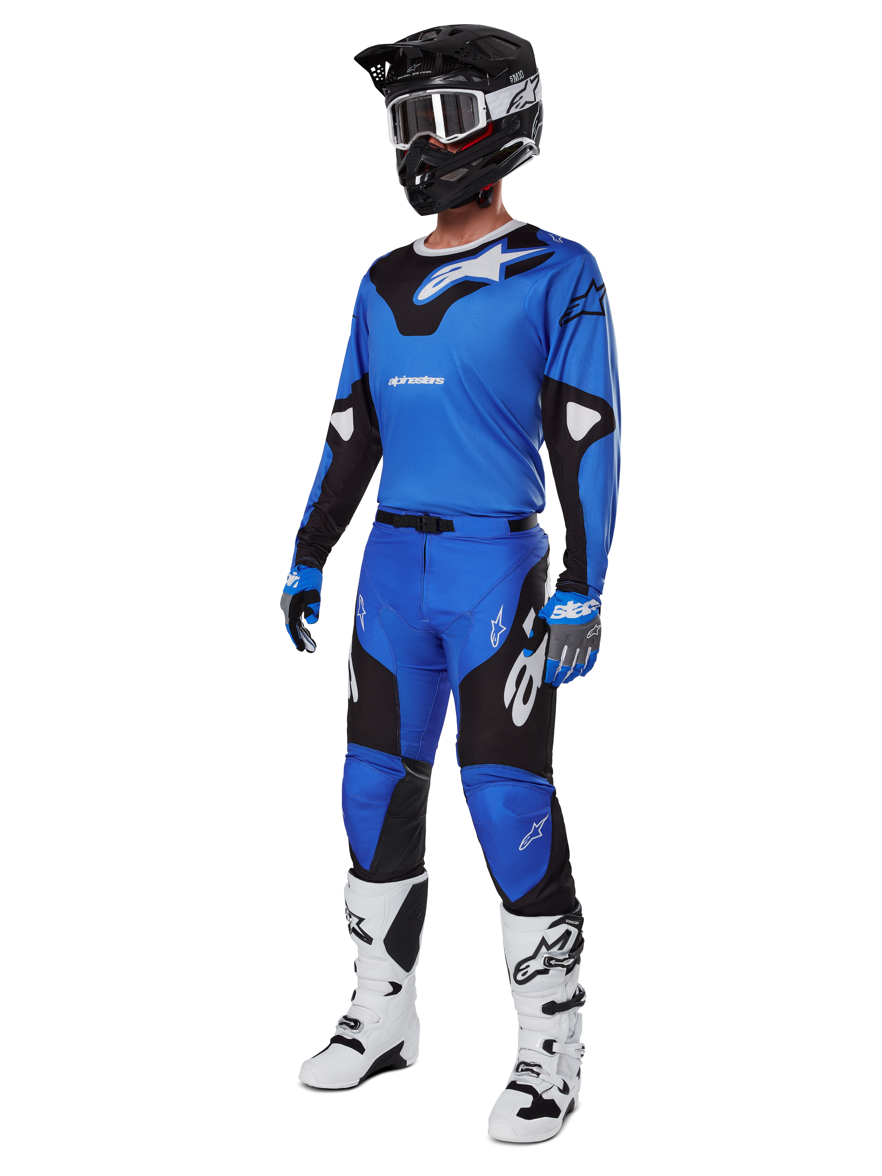 Alpinestars Racer Veil Gear Set 2025, niebiesko-czarna koszulka i spodnie motocrossowe, kompletny strój wyścigowy MX z czarnym kaskiem, białymi goglami i białymi butami, techniczna odzież off-road