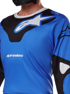 Alpinestars 2025 Racer Veil Jersey, koszulka motocrossowa, niebieska i czarna, techniczny wzór graficzny, długie rękawy, logo Astars na klatce piersiowej, zaprojektowana do jazdy w terenie