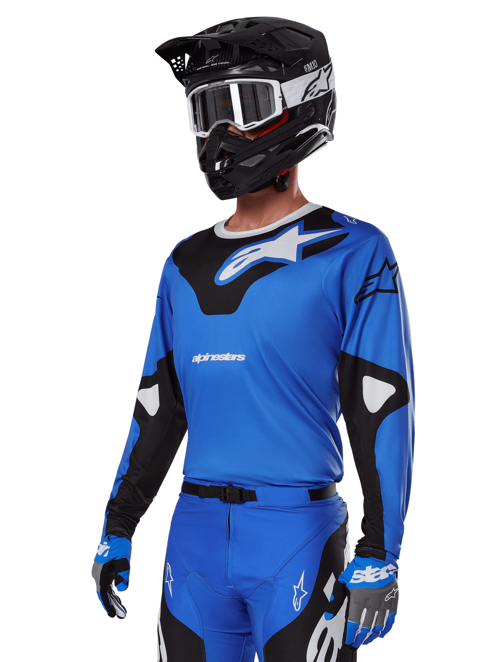 Zestaw Alpinestars 2025 Racer Veil, niebieska koszulka motocrossowa z czarno-białymi grafikami, noszona z pasującymi spodniami, czarnym kaskiem, białymi goglami i niebieskimi rękawicami, techniczna odzież do wyścigów terenowych