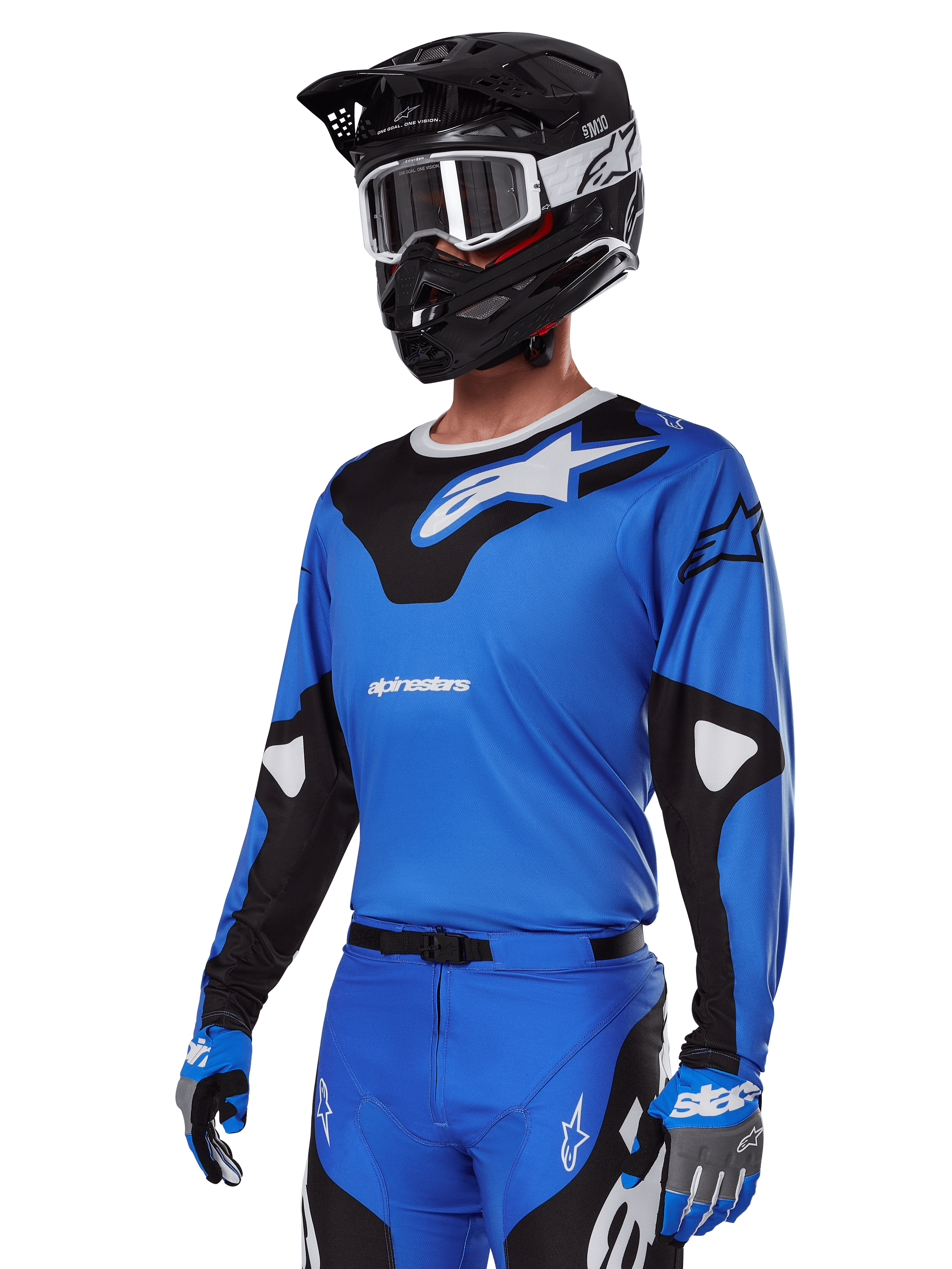 Zestaw Alpinestars 2025 Racer Veil, niebieska koszulka motocrossowa z czarno-białymi grafikami, noszona z pasującymi spodniami, czarnym kaskiem, białymi goglami i niebieskimi rękawicami, techniczna odzież do wyścigów terenowych