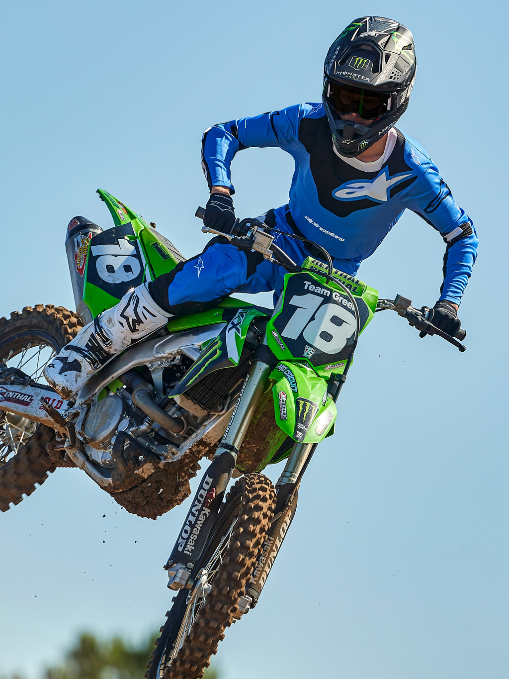 Alpinestars 2025 Racer Veil Jersey, koszulka motocrossowa, niebiesko-czarna, techniczna bluza z długim rękawem z abstrakcyjnymi wzorami graficznymi i oddychającymi sekcjami z siatki, zawodnik motocrossowy w locie