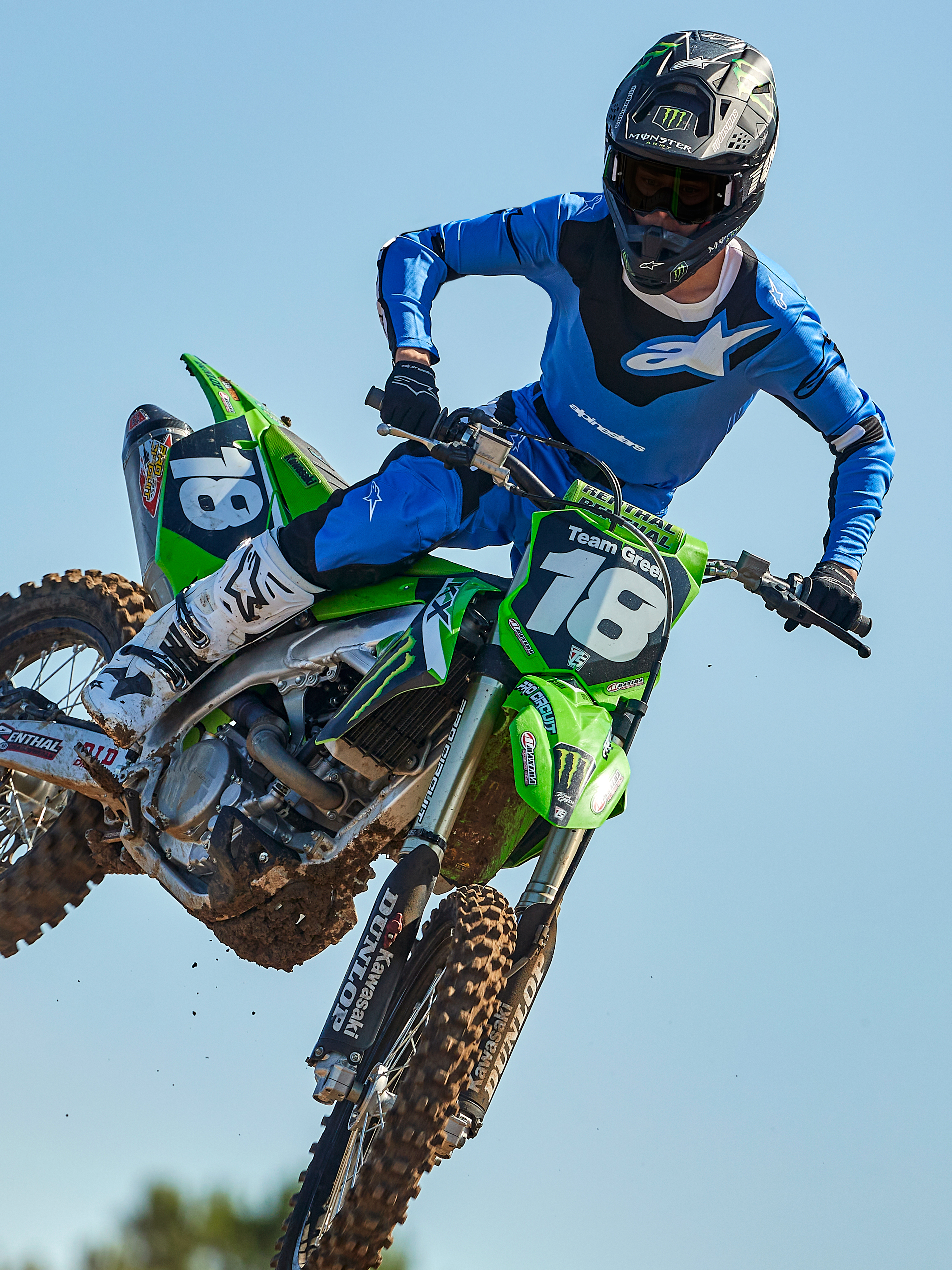Alpinestars 2025 Racer Veil Jersey, koszulka motocrossowa, niebiesko-czarna, techniczna bluza z długim rękawem z abstrakcyjnymi wzorami graficznymi i oddychającymi sekcjami z siatki, zawodnik motocrossowy w locie