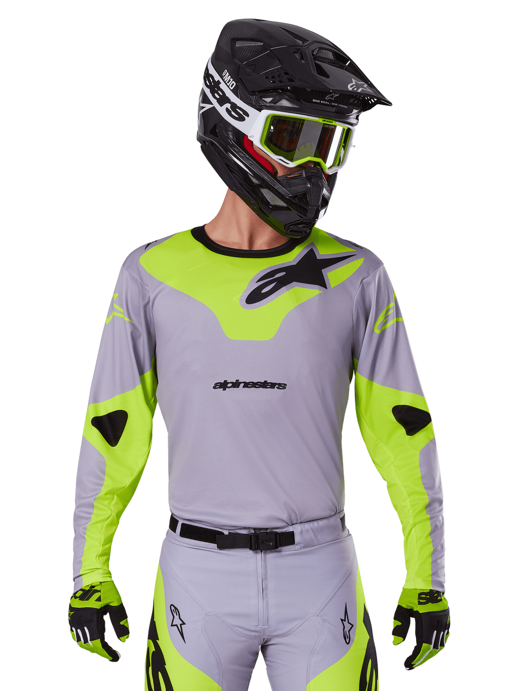 Alpinestars Racer Veil Jersey 2025, koszulka motocrossowa, szara i neonowo-żółta, fason z długim rękawem z czarnym logo Alpinestars, pokazana jako część kompletnego stroju wyścigowego z dopasowanymi spodniami, czarnym kaskiem i rękawicami