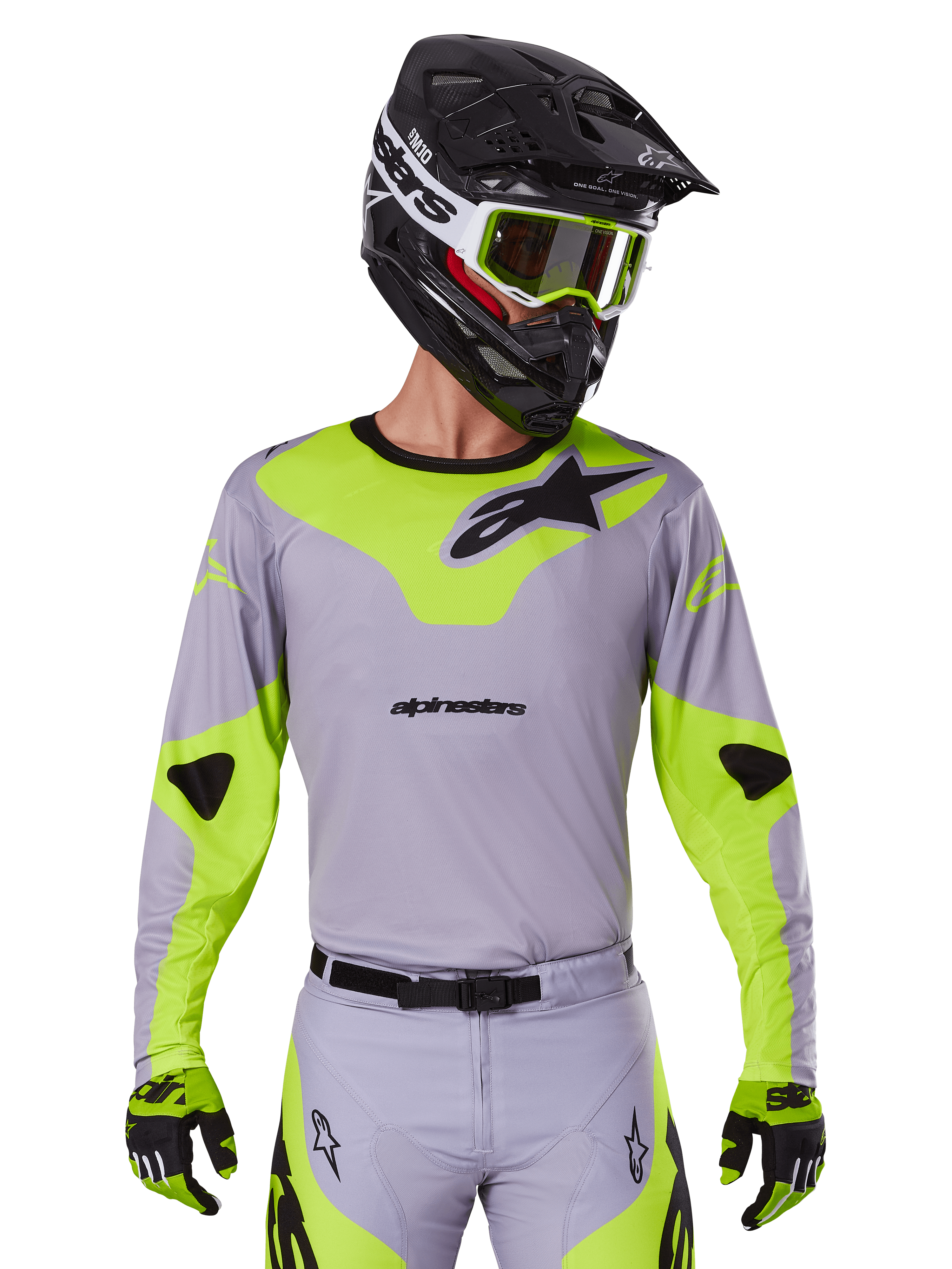 Alpinestars Racer Veil Jersey 2025, koszulka motocrossowa, szara i neonowo-żółta, fason z długim rękawem z czarnym logo Alpinestars, pokazana jako część kompletnego stroju wyścigowego z dopasowanymi spodniami, czarnym kaskiem i rękawicami