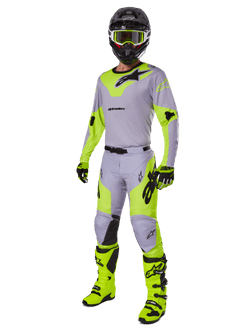 Zestaw Alpinestars Racer Veil Gear Set 2025, kompletny strój motocrossowy, szary i neonowożółty fluo, zawiera koszulkę, spodnie, kask, gogle, rękawice i buty z czarnymi akcentami, profesjonalny sprzęt wyścigowy off-road