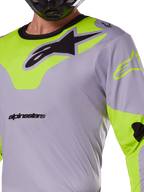 Alpinestars 2025 Racer Veil Jersey, koszulka motocrossowa, szara i neonowa żółta, z dużym czarnym logo Astars na piersi, neonowożółte panele na ramionach i rękawach, techniczna tkanina siatkowa do wyścigów off-road