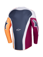 Alpinestars 2026 Racer Portl Jersey, koszulka motocrossowa, czerwona, pomarańczowa i ciemnoszara, widok z tyłu ukazujący wielopanelową konstrukcję, białe logo Alpinestars na dole pleców, wyraziste logotypy na długich rękawach, profesjonalna odzież do wyścigów terenowych