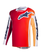 Alpinestars 2026 Racer Portl Jersey, koszulka motocrossowa, czerwona z pomarańczowym i żółtym gradientem, granatowe logo Astar na piersi, białe panele na rękawach z wyraźnym brandingiem Alpinestars, techniczna odzież wyczynowa do wyścigów off-road