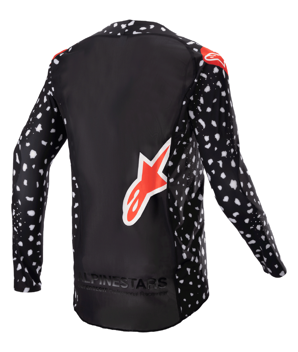Alpinestars 2023 Supertech North Jersey, koszulka motocrossowa, czarna z białym nakrapianym wzorem i neonowo-czerwonymi akcentami, widok z tyłu z dużym czerwonym logo Alpinestars i brandingiem na dole, profesjonalna odzież do wyścigów terenowych.