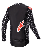 Alpinestars 2023 Supertech North Jersey, koszulka motocrossowa, czarna z białym nakrapianym wzorem i neonowo-czerwonymi akcentami, widok z tyłu z dużym czerwonym logo Alpinestars i brandingiem na dole, profesjonalna odzież do wyścigów terenowych.