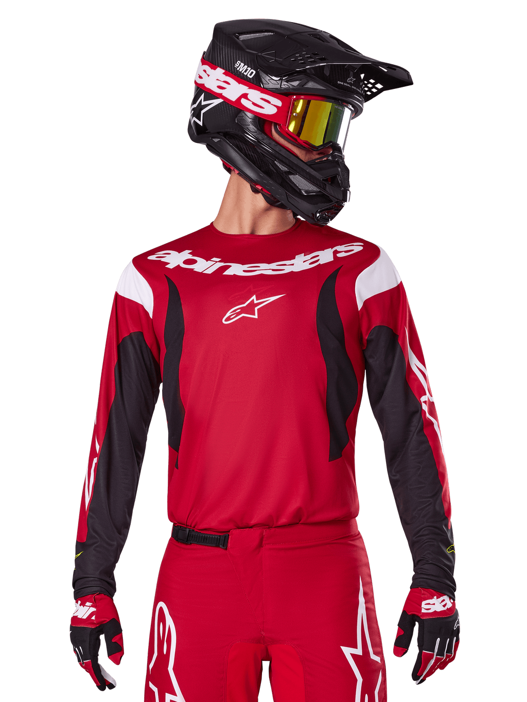 Alpinestars 2025 Fluid Haul Jersey, koszulka motocrossowa, jaskrawoczerwona i czarna, noszona jako część kompletnego zestawu z pasującymi spodniami i rękawicami, czarny kask z goglami z żółtymi szybkami, białe logo i branding, wysokiej klasy odzież do wyścigów off-road