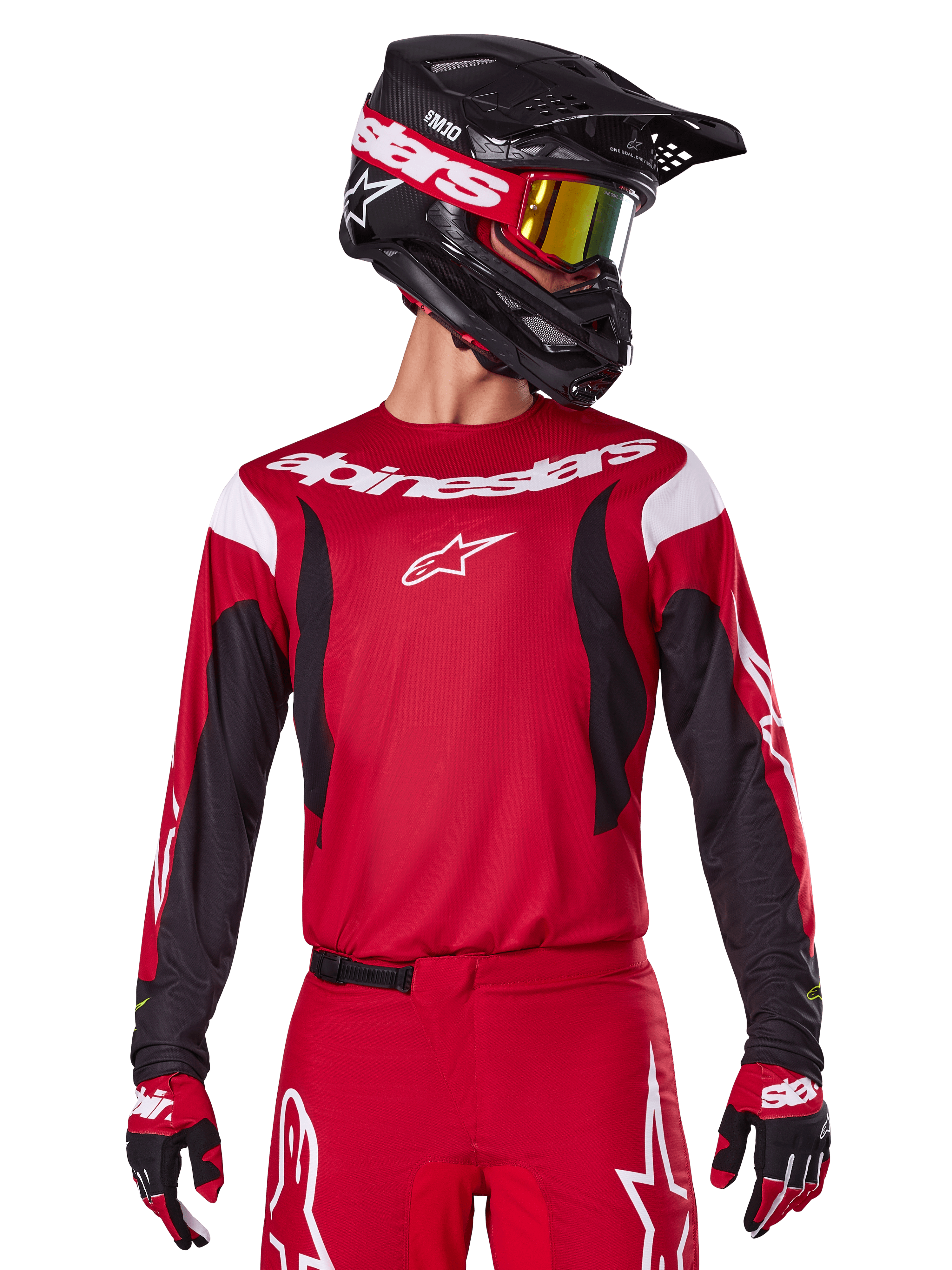 Alpinestars 2025 Fluid Haul Jersey, koszulka motocrossowa, jaskrawoczerwona i czarna, noszona jako część kompletnego zestawu z pasującymi spodniami i rękawicami, czarny kask z goglami z żółtymi szybkami, białe logo i branding, wysokiej klasy odzież do wyścigów off-road