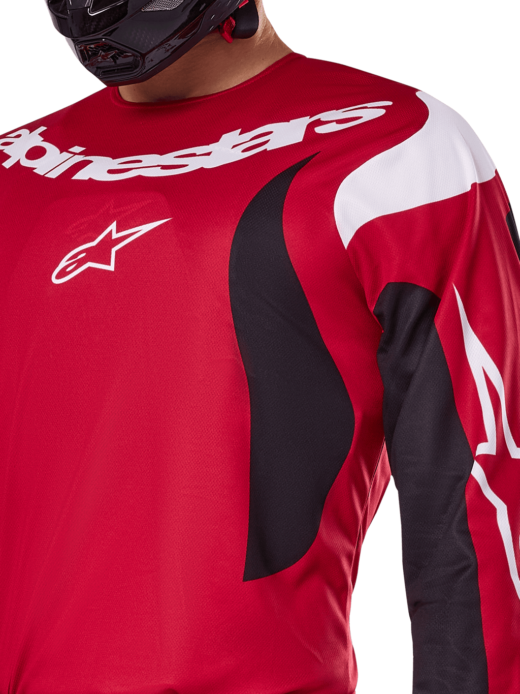 Koszulka Alpinestars 2025 Fluid Haul, jasnoczerwona i czarna, zbliżenie na klatkę piersiową i ramię z białym logo i brandingiem Alpinestars, sportowy ergonomiczny design, czarne i białe dynamiczne akcenty, odzież do motocrossu.