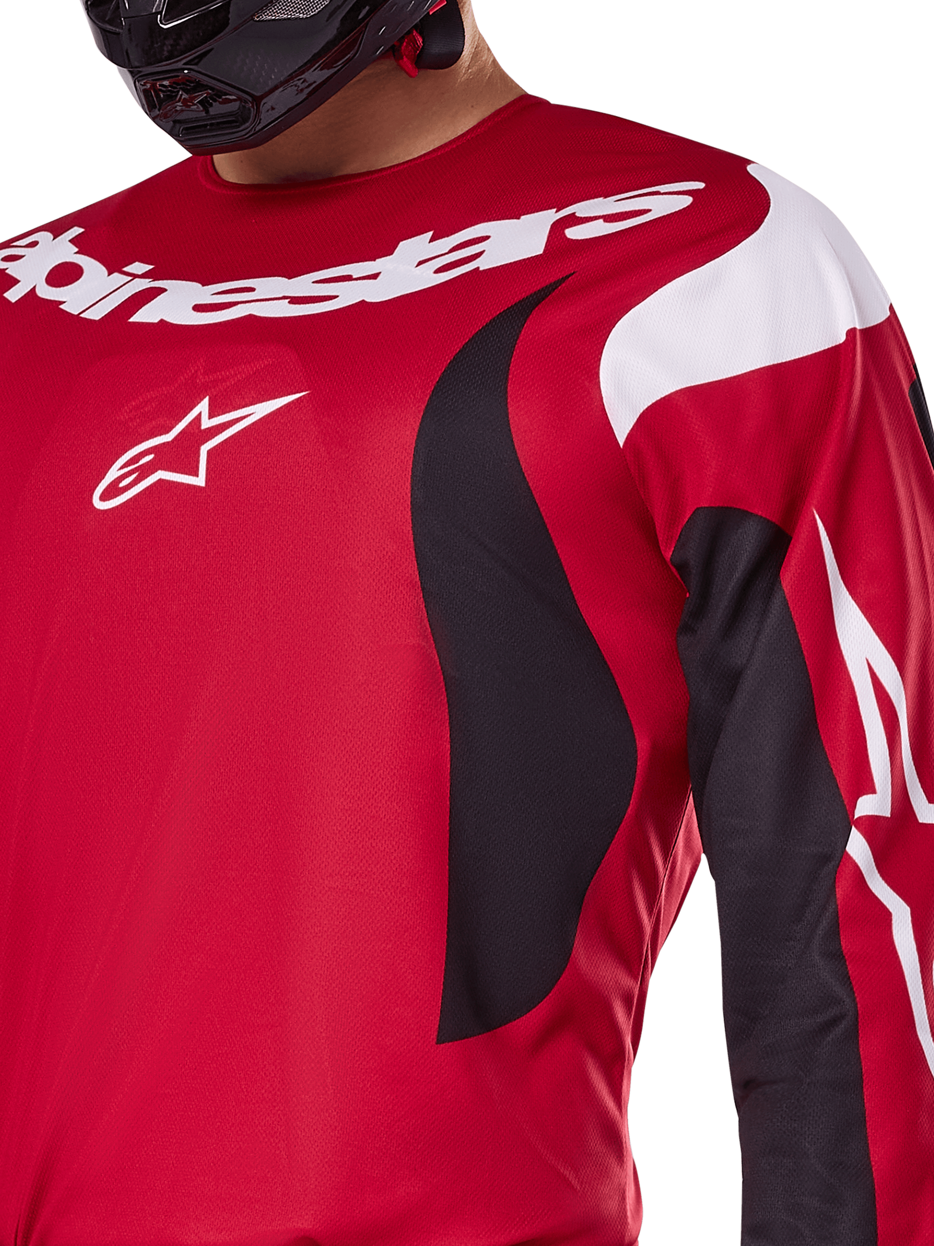 Koszulka Alpinestars 2025 Fluid Haul, jasnoczerwona i czarna, zbliżenie na klatkę piersiową i ramię z białym logo i brandingiem Alpinestars, sportowy ergonomiczny design, czarne i białe dynamiczne akcenty, odzież do motocrossu.