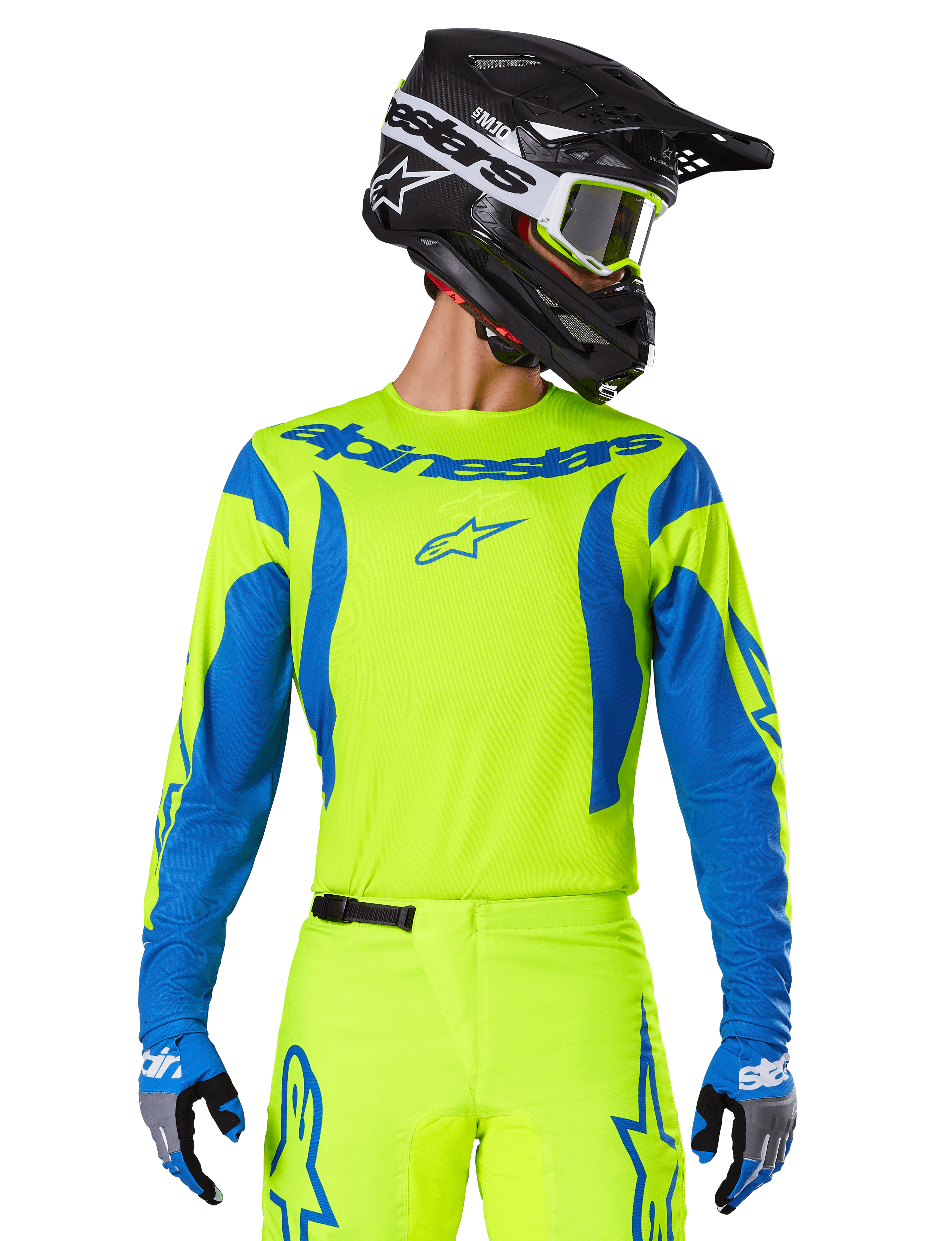 Alpinestars 2025 Fluid Haul Jersey, koszulka motocrossowa, neonowy żółty i niebieski, z niebieskim logo Alpinestars na klatce piersiowej, noszona z dopasowanym sprzętem, w tym czarnym kaskiem i niebieskimi rękawicami, sportowy krój do jazdy off-road