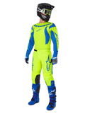 Alpinestars 2025 Fluid Haul Gear Set, kompletny strój motocrossowy z koszulką i spodniami w kolorze żółtym fluo i niebieskim, czarny kask, niebieskie rękawice i niebieskie buty off-road, skoordynowany zestaw o wysokiej widoczności do motocrossu i enduro.